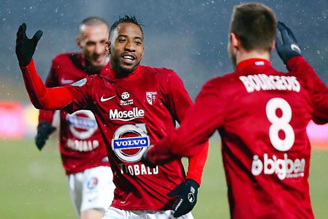 包含梅斯攻防稳健，球队全力以赴的词条