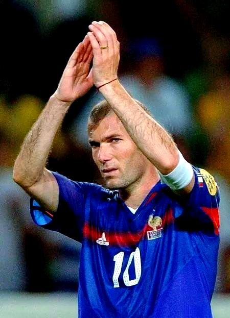 1xBit体育注册-世界级足球巨星在职业联赛中展现绝技