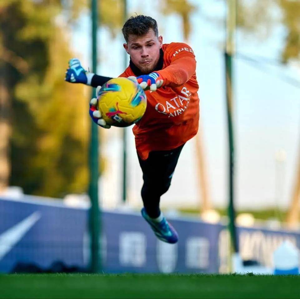 世界级足球巨星在职业联赛中展现绝技