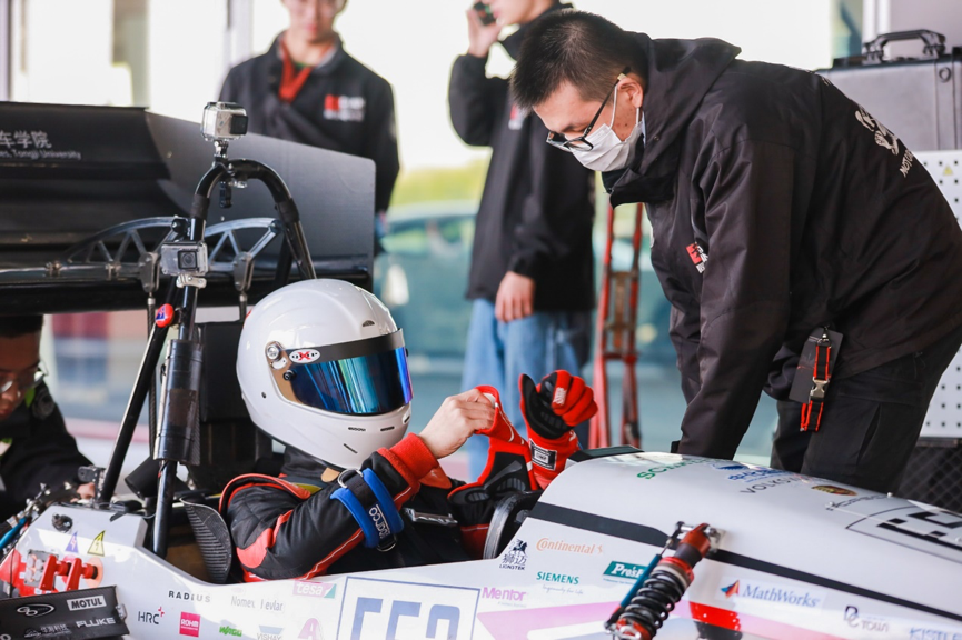 1xBit体育直播-激情澎湃的对决，胜利者笑逐颜开