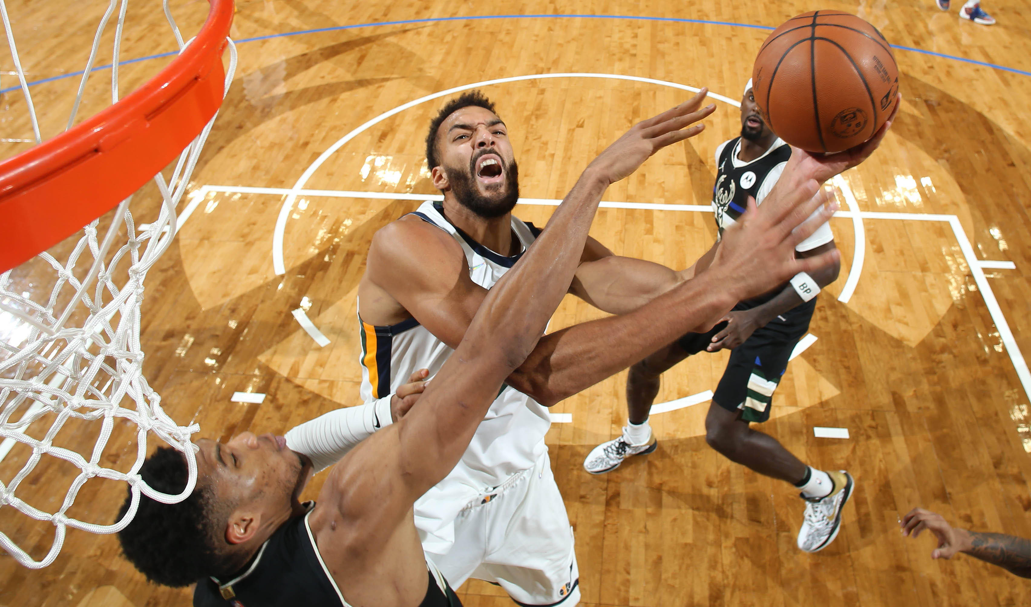 爵士客场击败国王,米切尔贡献27分 爵士客场击败国王,米切尔贡献27分