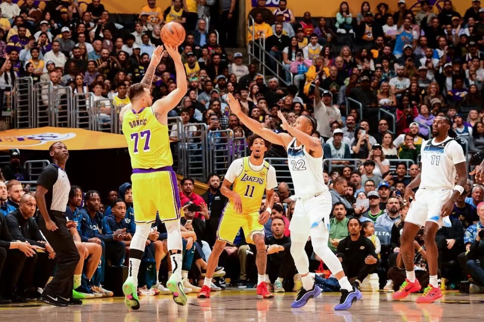 包含湖人客场力克国王，取得四连胜的词条