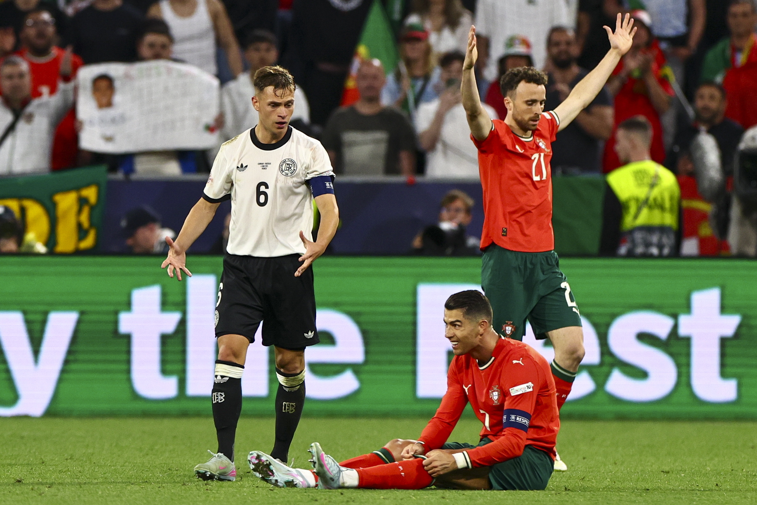 包含葡萄牙遗憾陷入平局，无缘欧国联四强的词条