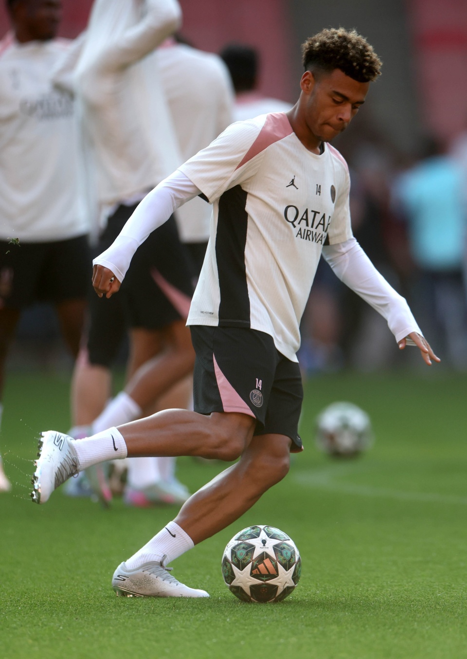 包含法国联赛一触即发，球员备战紧张激烈的词条