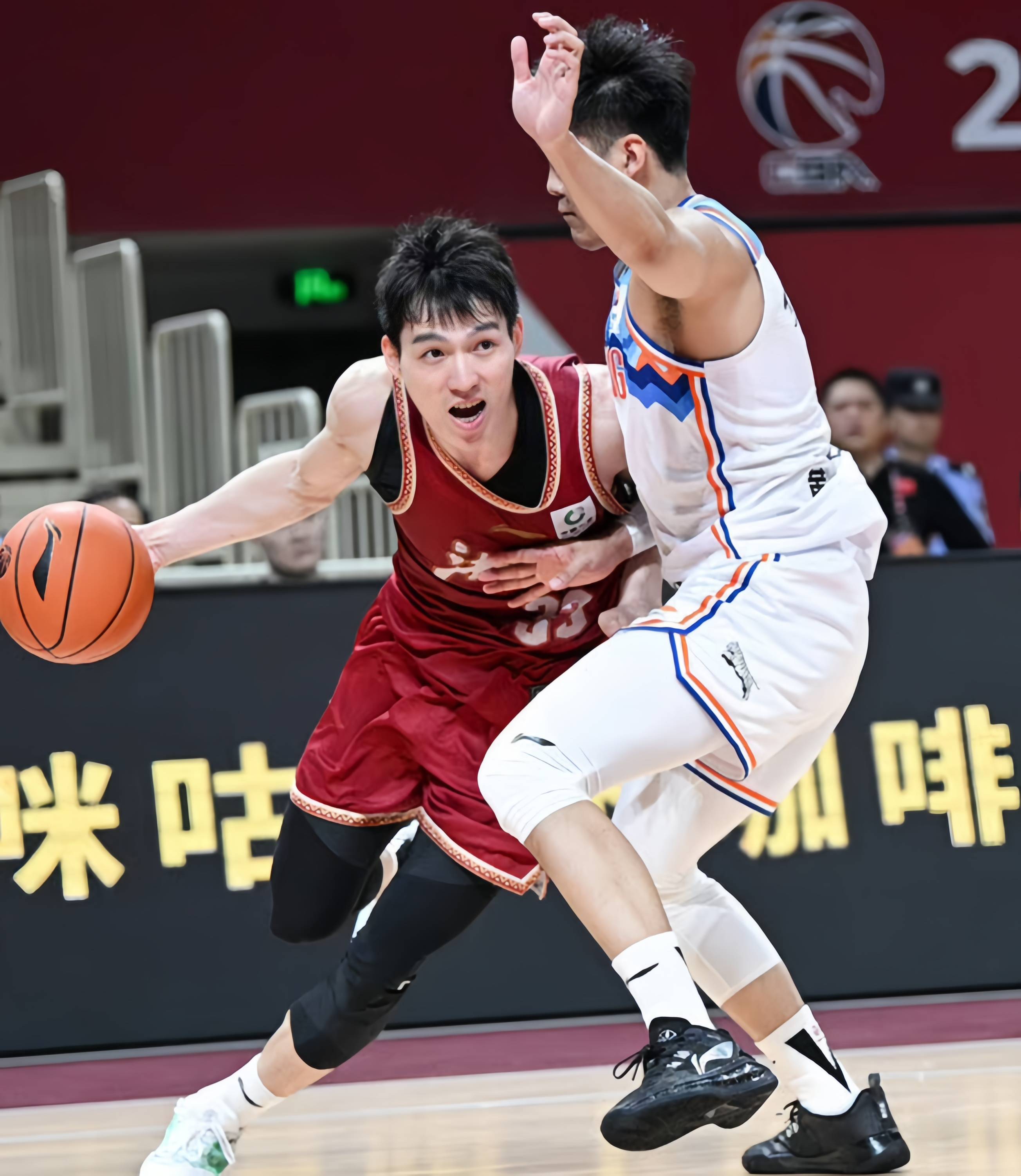 新疆男篮在激烈对决中战胜浙江队